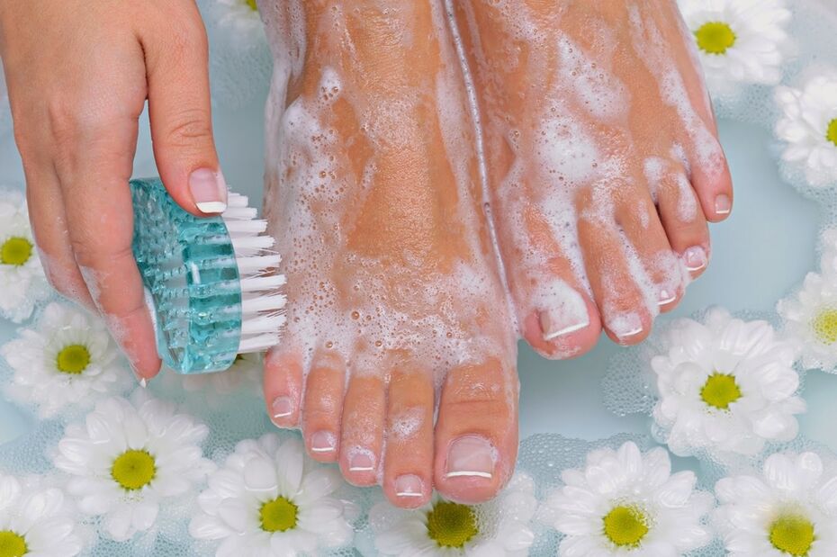 Regularna higiena stóp jest doskonałą profilaktyką infekcji grzybiczych. 